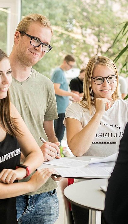 Vier Personen unterhalten sich