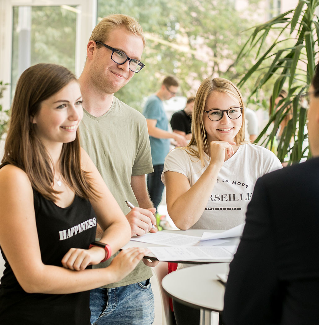 Vier Personen unterhalten sich 