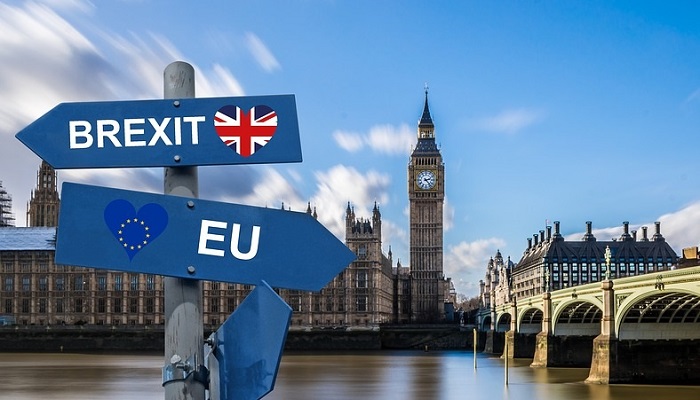 Wegweiser in London mit Brexit und EU Aufschrift 